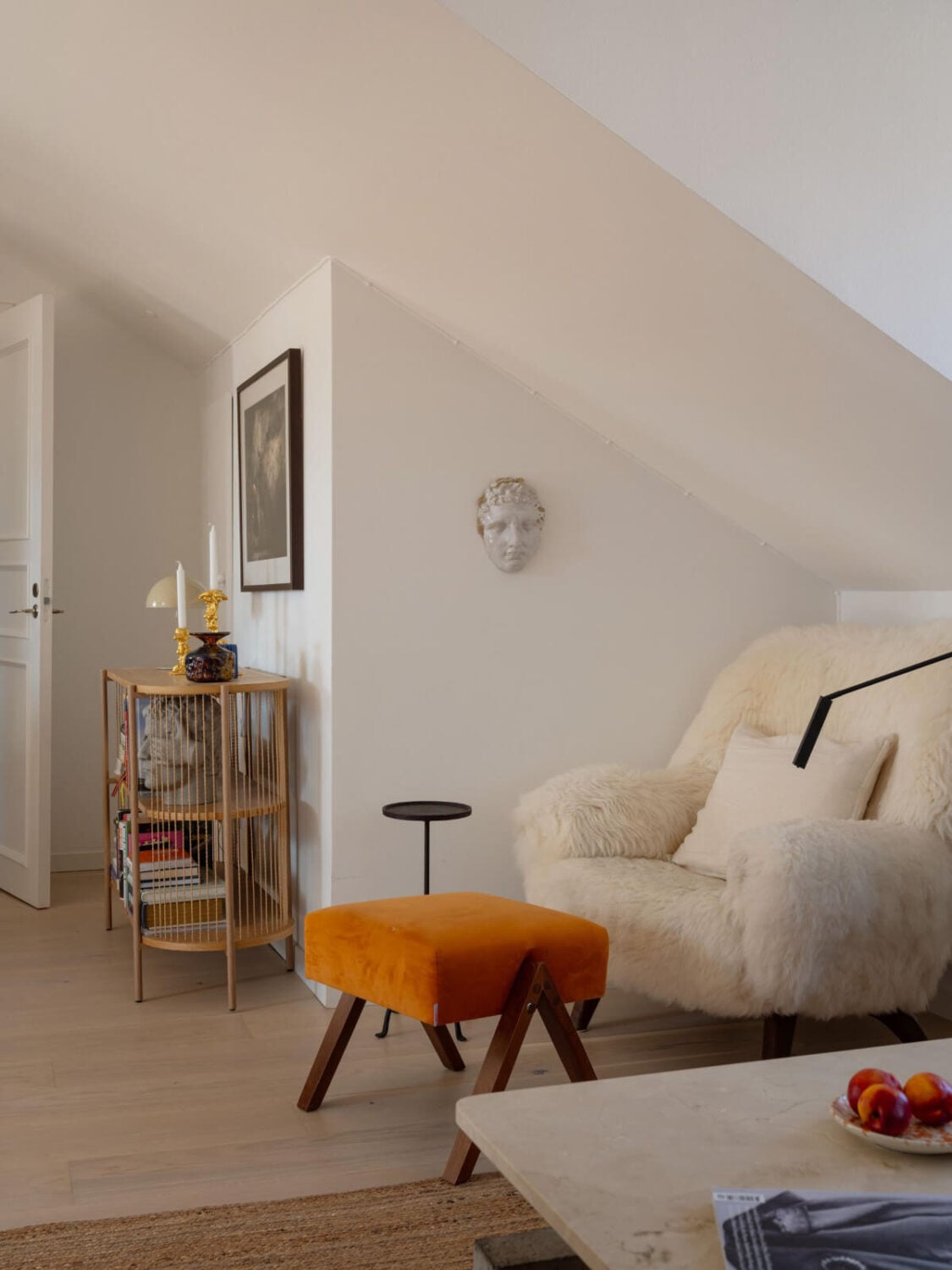 A Charming Light-Filled Attic Apartment with a Dark Oak Kitchen 15 reading nook