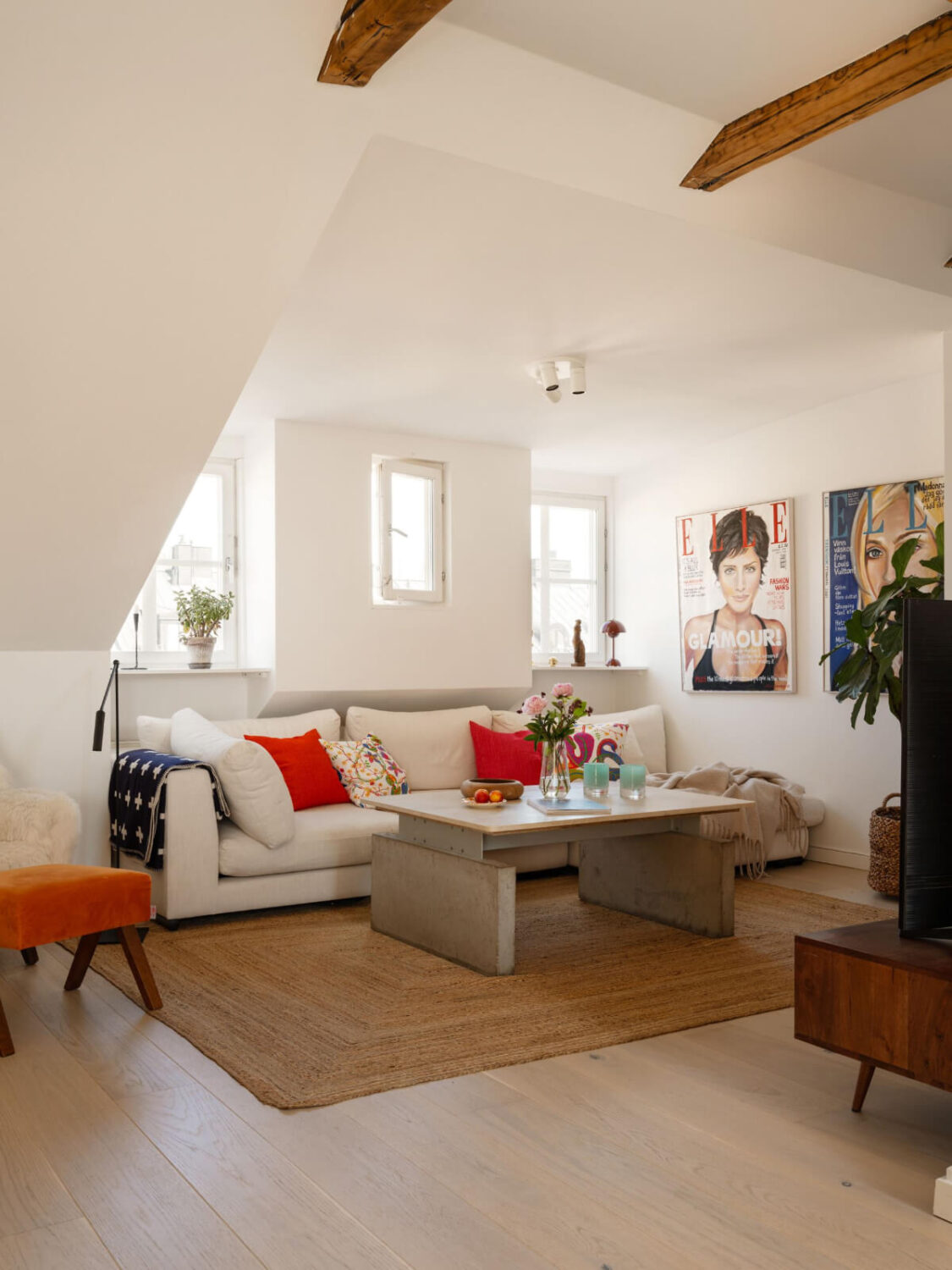 A Charming Light-Filled Attic Apartment with a Dark Oak Kitchen 13 scandi living room