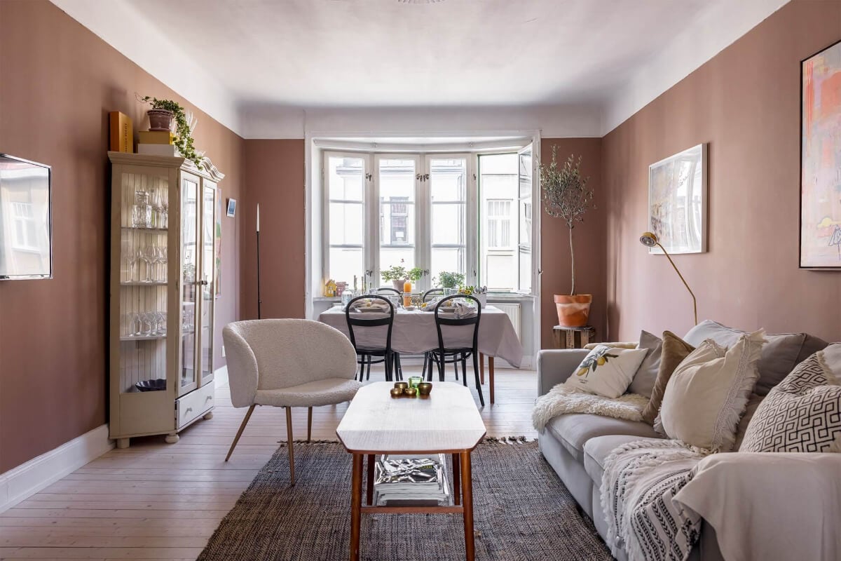 A Spacious Nordic Apartment with a Wonderful Color Palette 1 scandinavian living room with earthy pink walls and light wooden floorboards