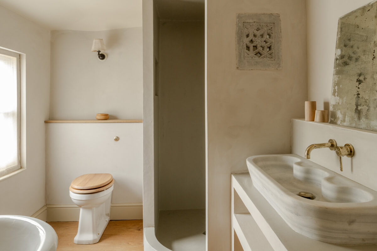 A Light Rustic Farmhouse-Style in an English Cottage 22 serene bathroom nordroom