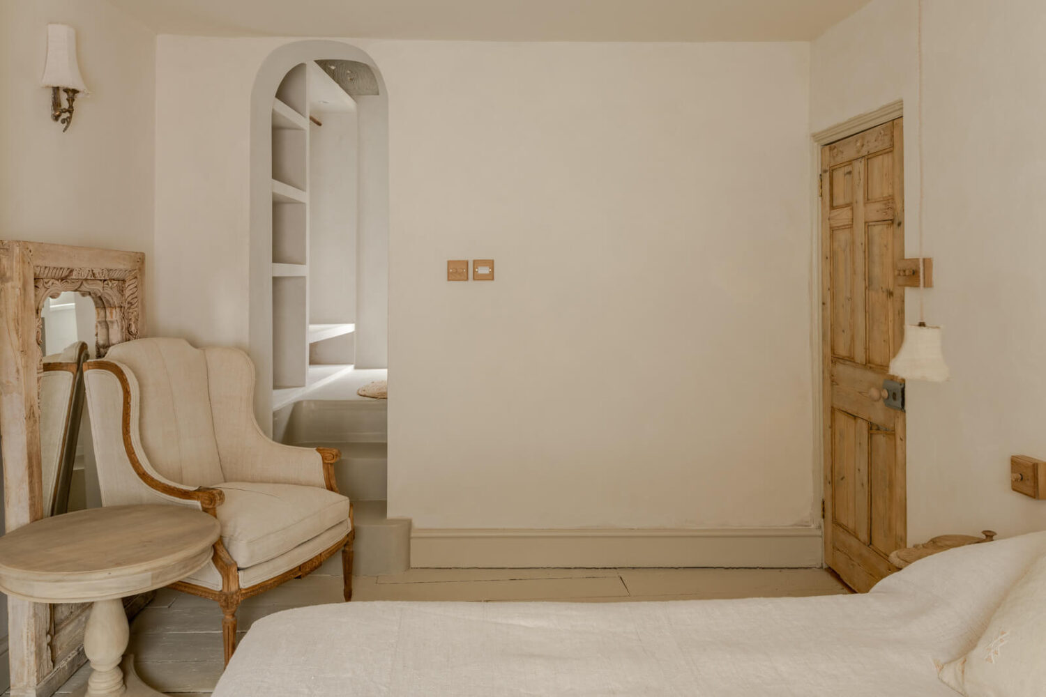 A Light Rustic Farmhouse-Style in an English Cottage 24 serene bedroom in english cottage nordroom