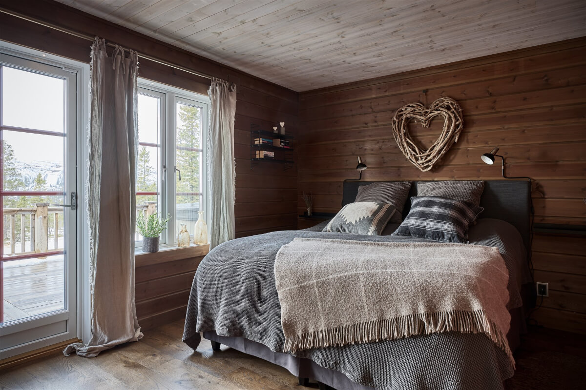 A Warm and Inviting Mountain House in Sweden 9 swedish log house bedroom A Warm and Inviting Mountain House in Sweden