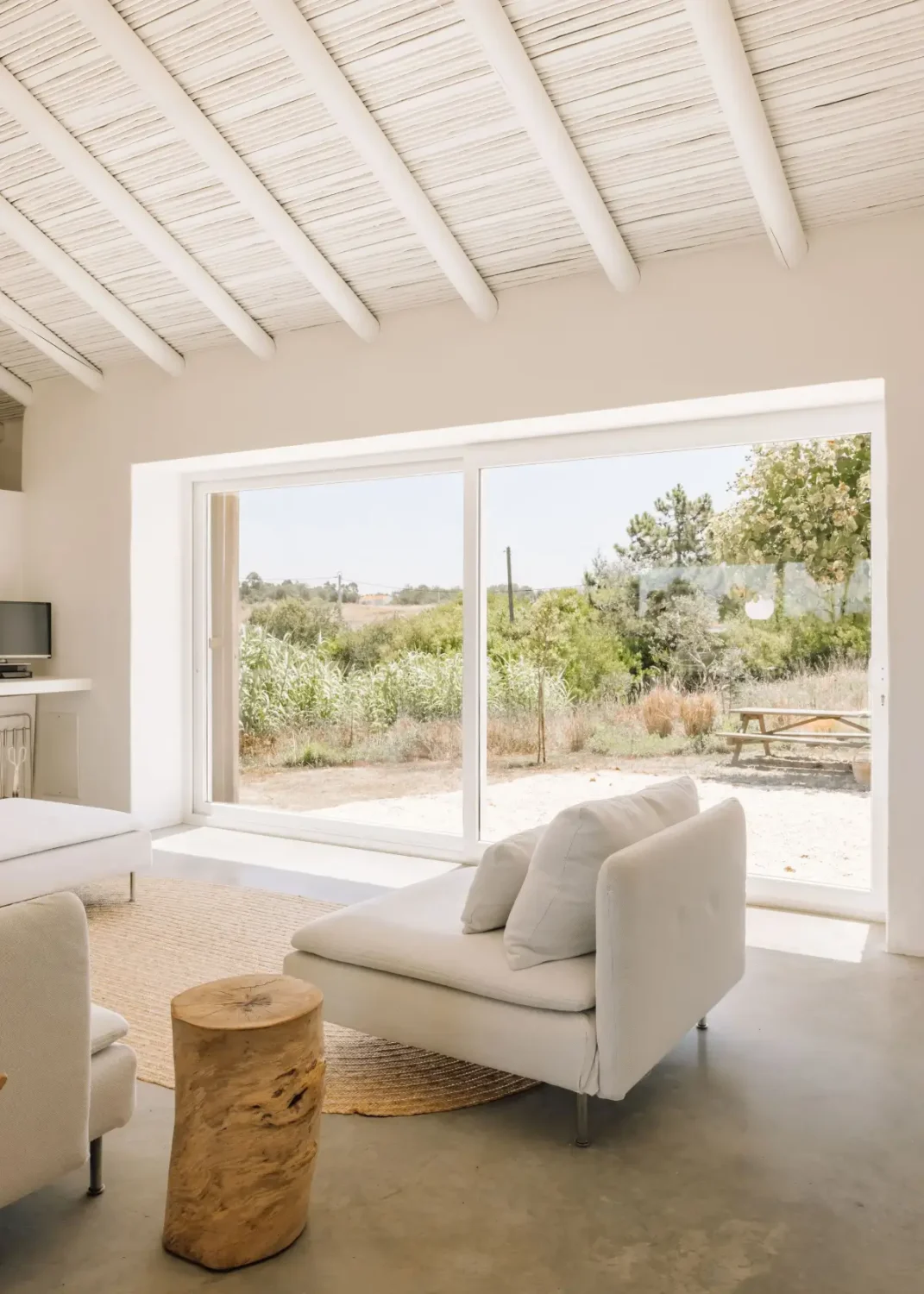 A Restored Portuguese Taipa House with Modern, Minimalistic Interiors 4 FantasticFrankAljezurLTA0344 vklo0c A Restored Portuguese Taipa House with Modern, Minimalistic Interiors