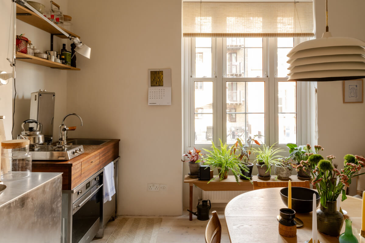A Serene Color Palette in a Small London Apartment 2 a0OP60000055cubMAA N12 webres A Serene Color Palette in a Small London Apartment