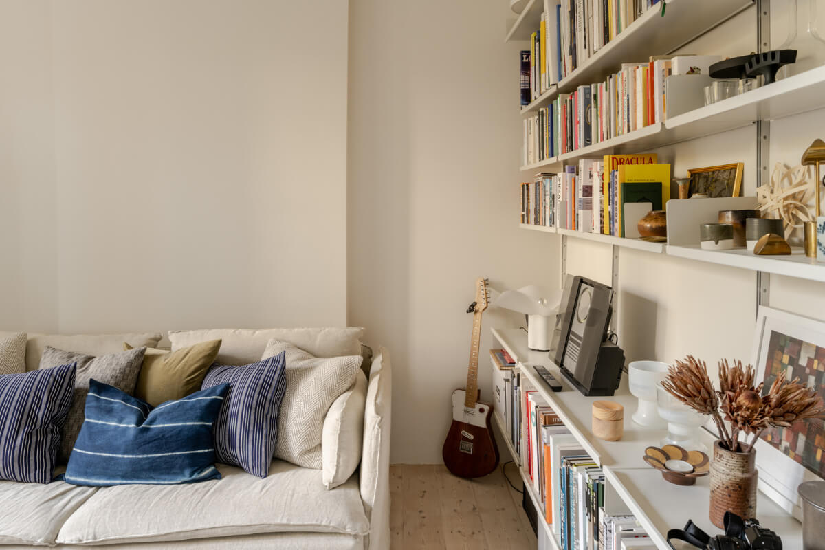 A Serene Color Palette in a Small London Apartment 8 a0OP60000055cubMAA N44 webres A Serene Color Palette in a Small London Apartment