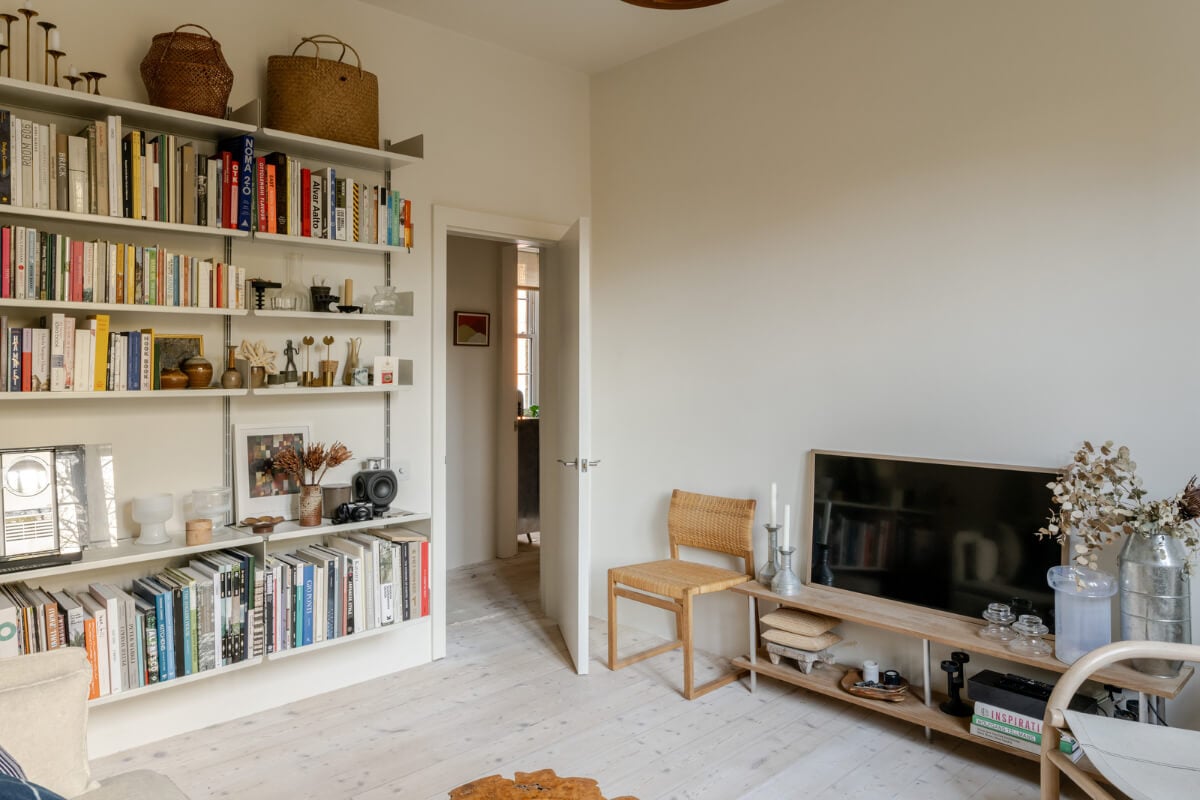 A Serene Color Palette in a Small London Apartment 10 a0OP60000055cubMAA N47 webres A Serene Color Palette in a Small London Apartment