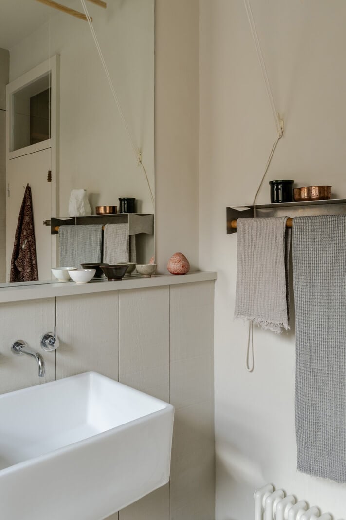 A Serene Color Palette in a Small London Apartment 16 a0OP60000055cubMAA N6 webres A Serene Color Palette in a Small London Apartment