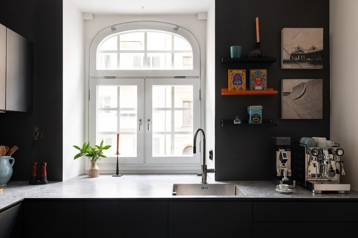 Contrasting Colors in a Turn-of-the-Century Apartment in Stockholm 8 arched window black kitchen Contrasting Colors in a Turn-of-the-Century Apartment in Stockholm