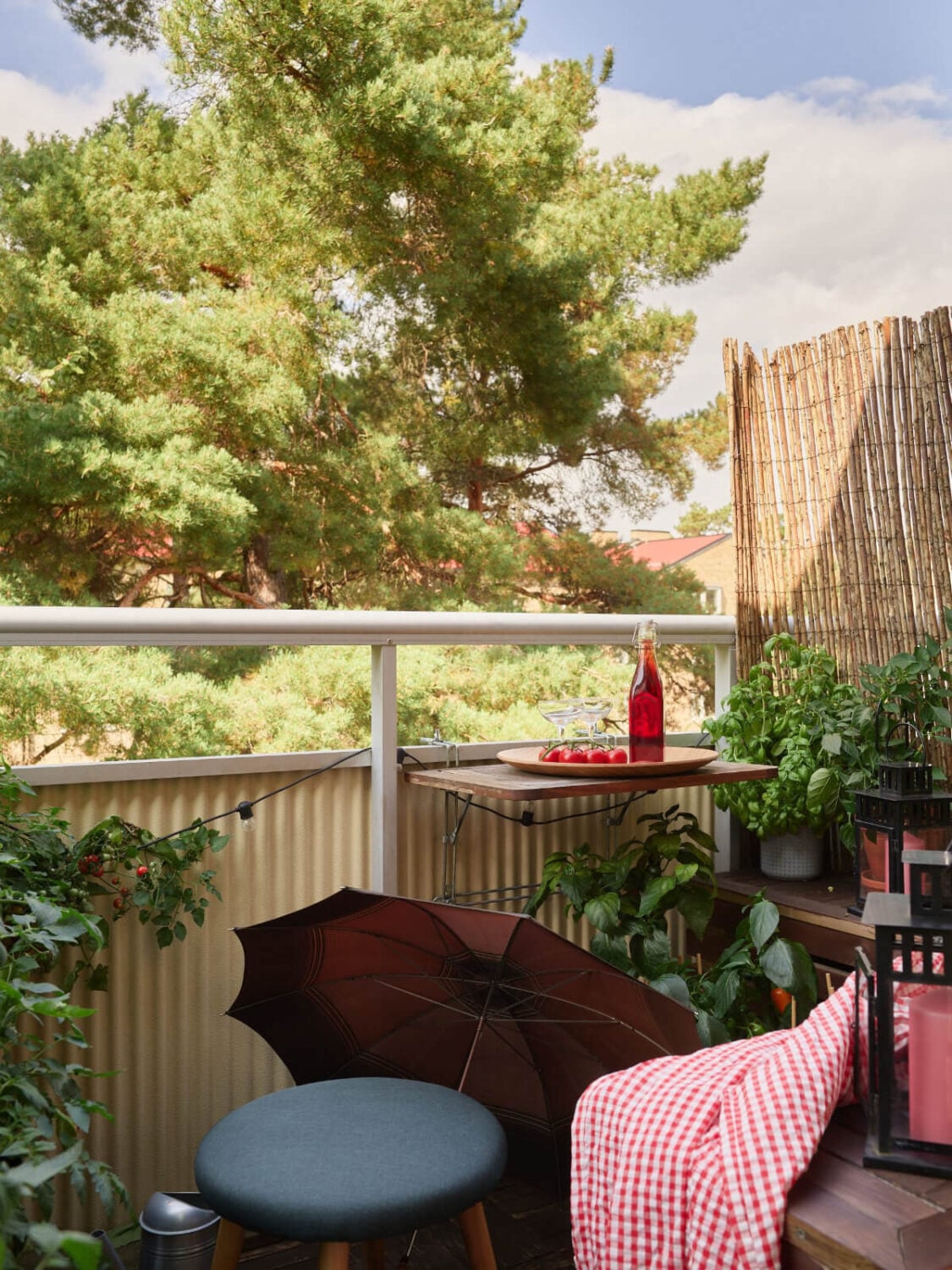 A Charming Midcentury Apartment with Original Features 5 balcony