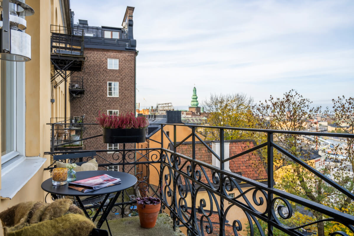 A Late 19th-Century Apartment with a Pink Bedroom 3 balcony