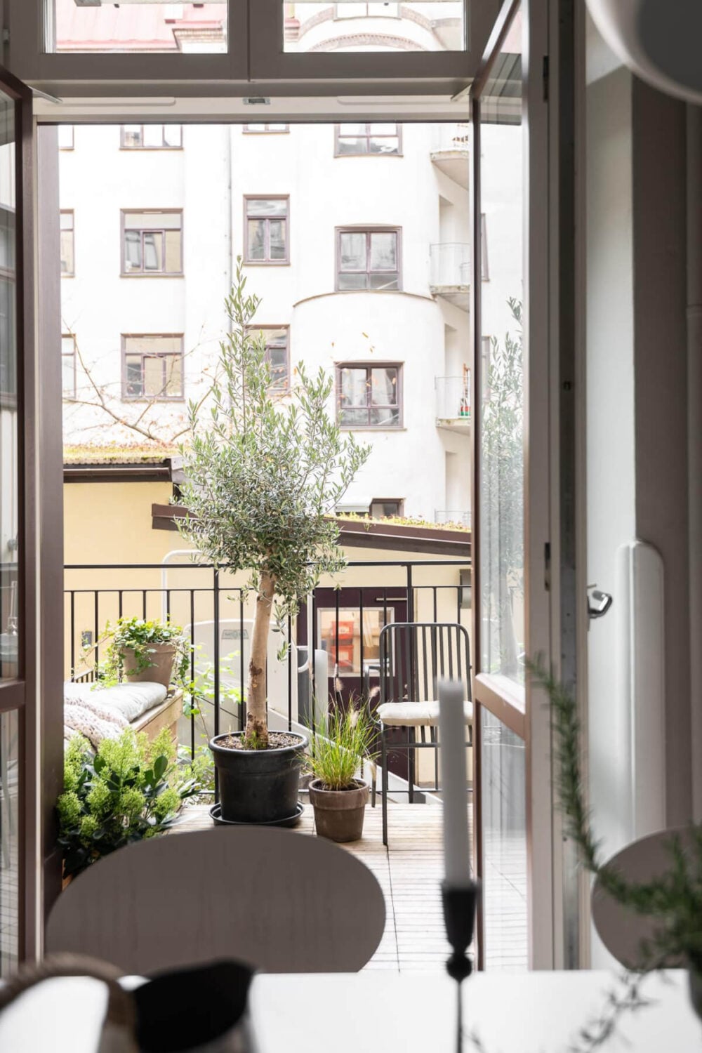 A Serene Studio Apartment with a Loft Bed and a Large Balcony 12 balcony doors