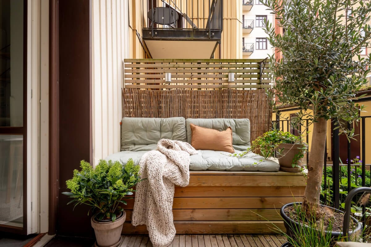 A Serene Studio Apartment with a Loft Bed and a Large Balcony 14 balcony seating