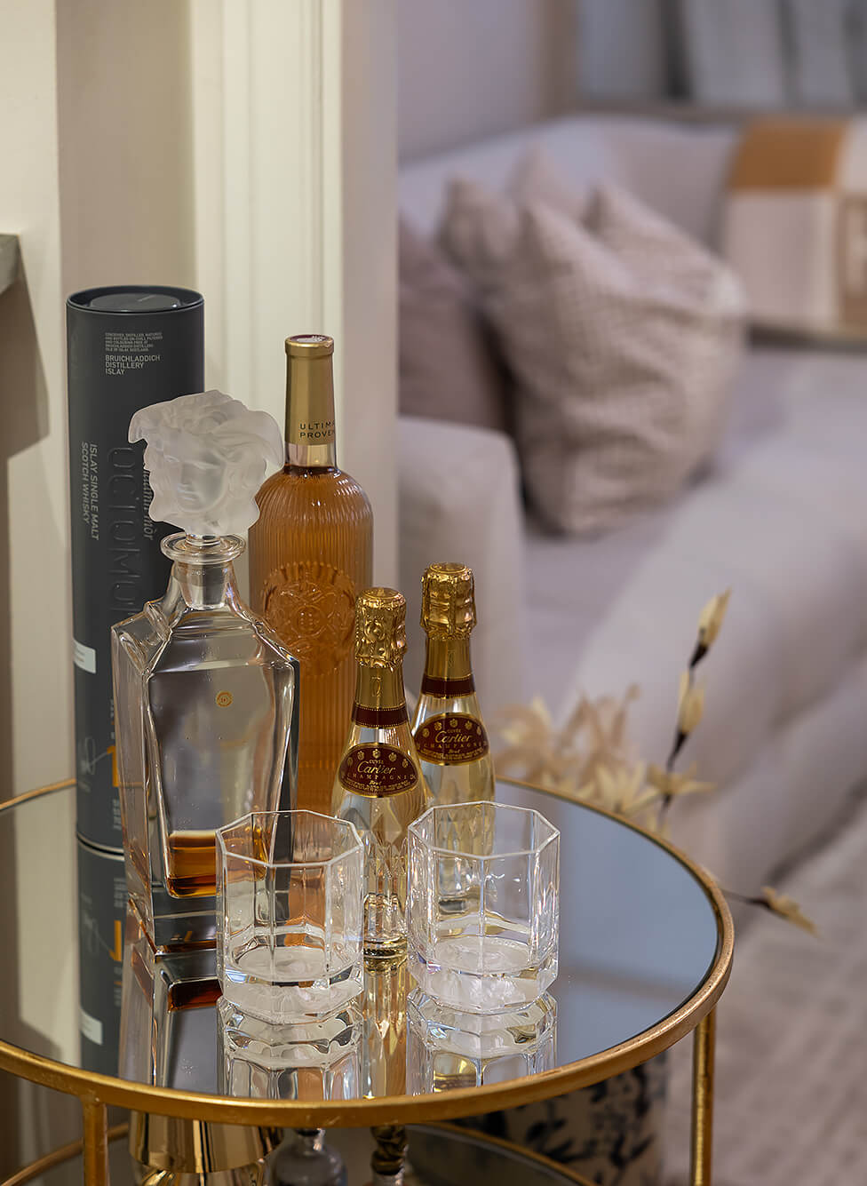 A Tiny and Luxurious Apartment in Stockholm 5 bar table