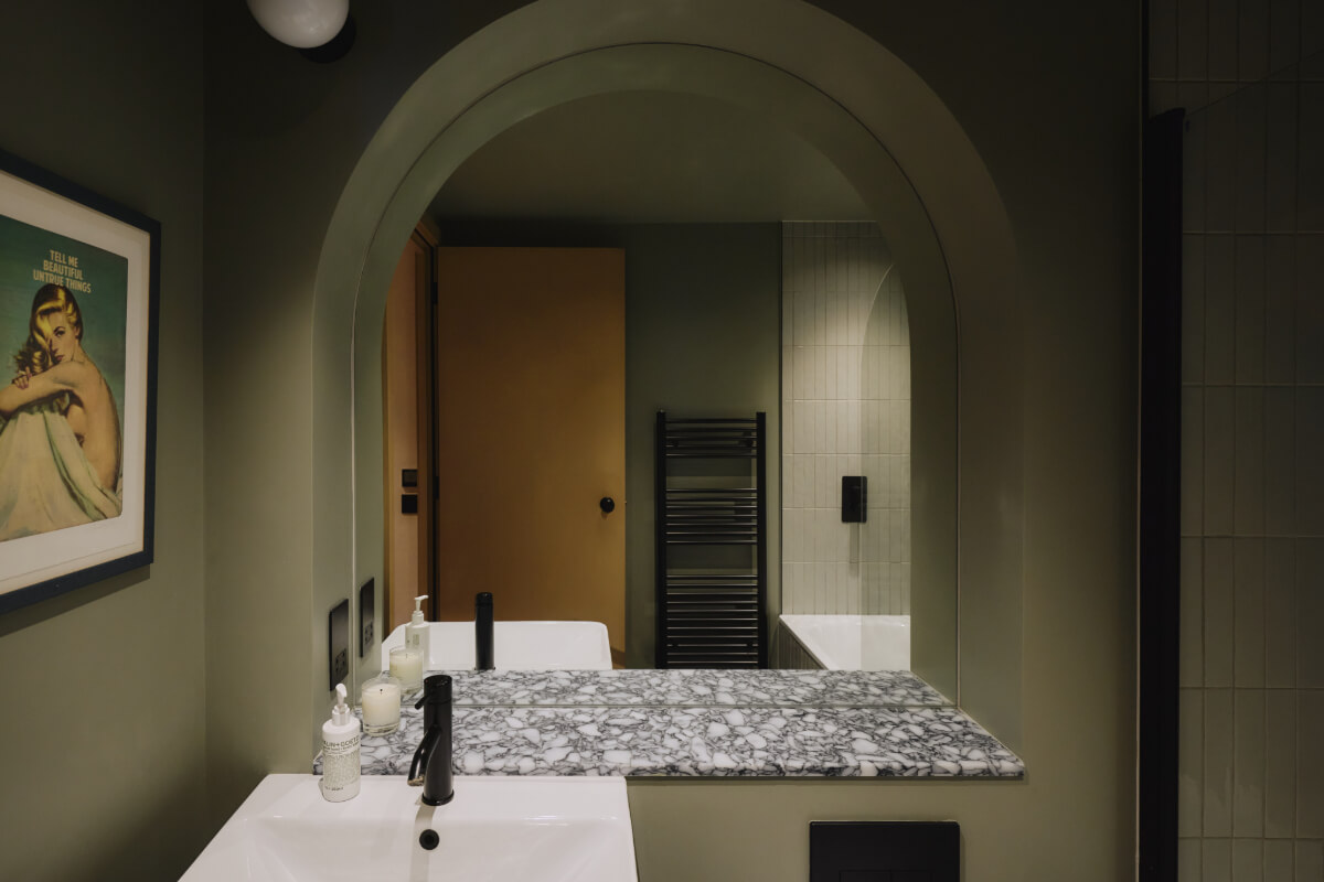 An Elegant Apartment with Plaster Walls and a Winter Garden 26 bathroom arched mirror