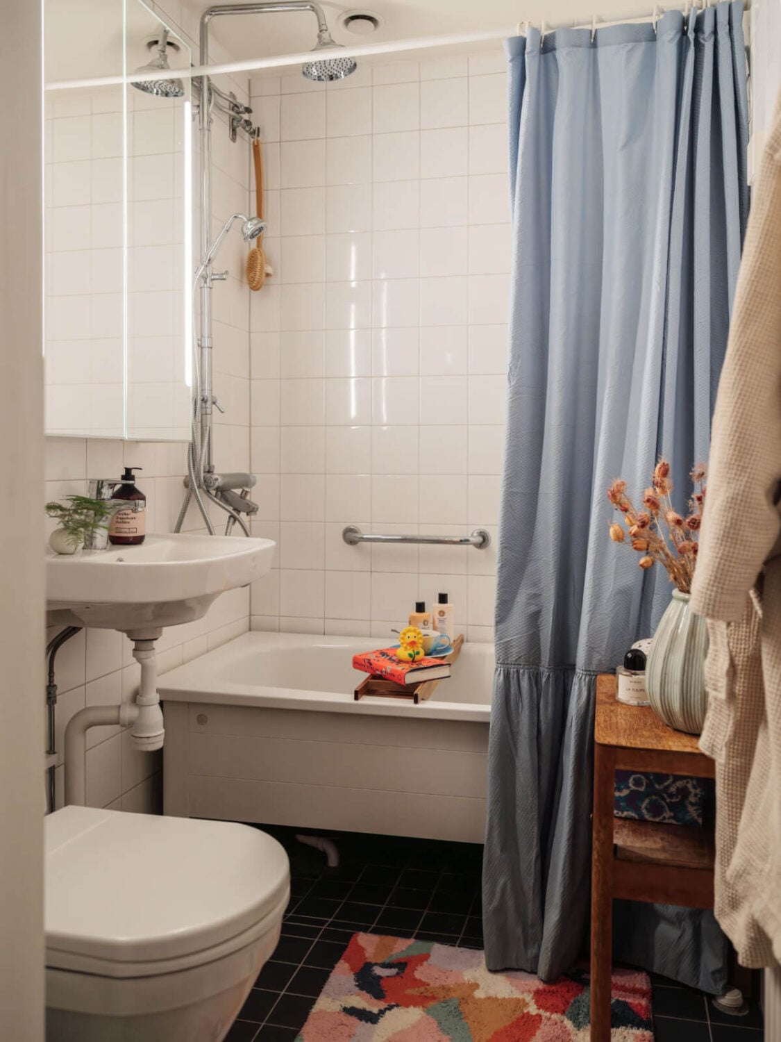 A Charming and Light-Filled Studio Apartment in Stockholm 18 bathroom colorful textiles