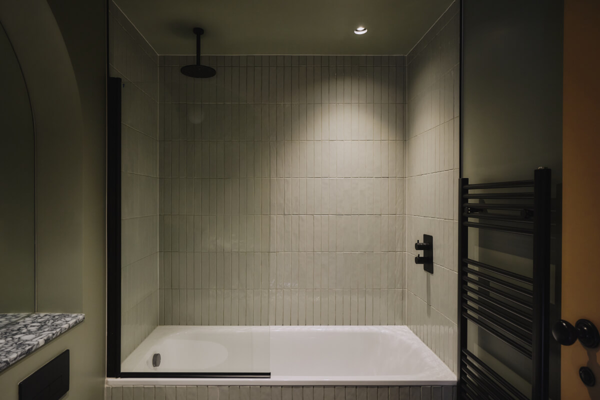 An Elegant Apartment with Plaster Walls and a Winter Garden 25 bathroom gray tilework