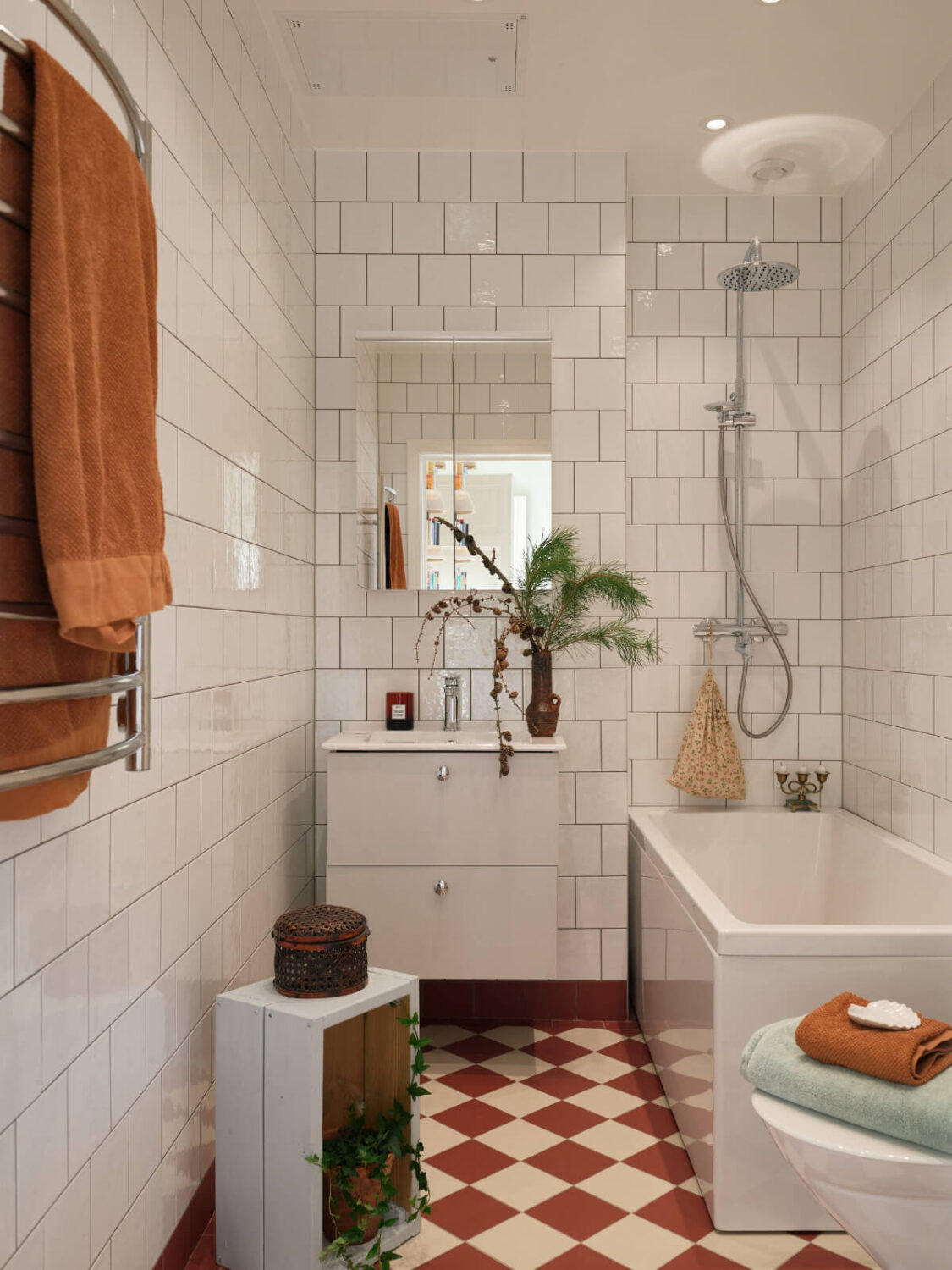 A Charming Historic Stockholm Apartment with a Blue Kitchen 28 bathroom red and white checkerboard floor