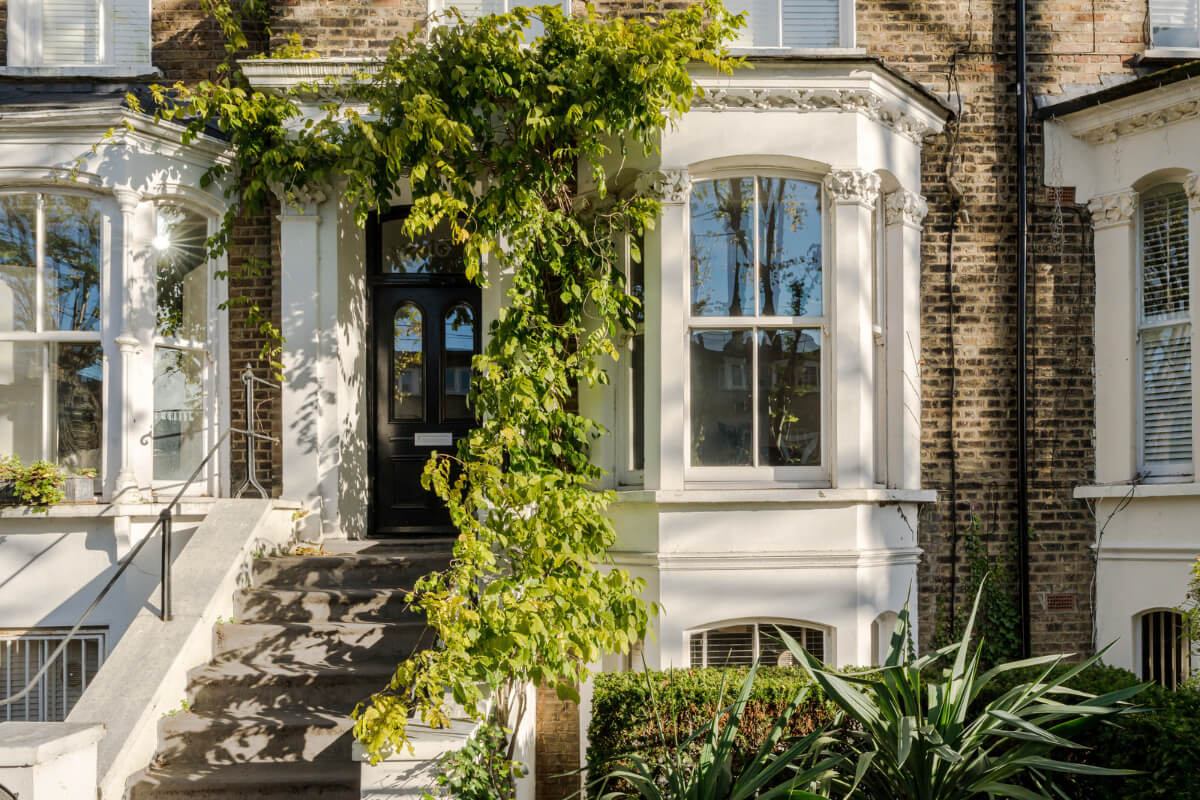 A Modern Apartment in a London Victorian House 19 bay window london townhouse