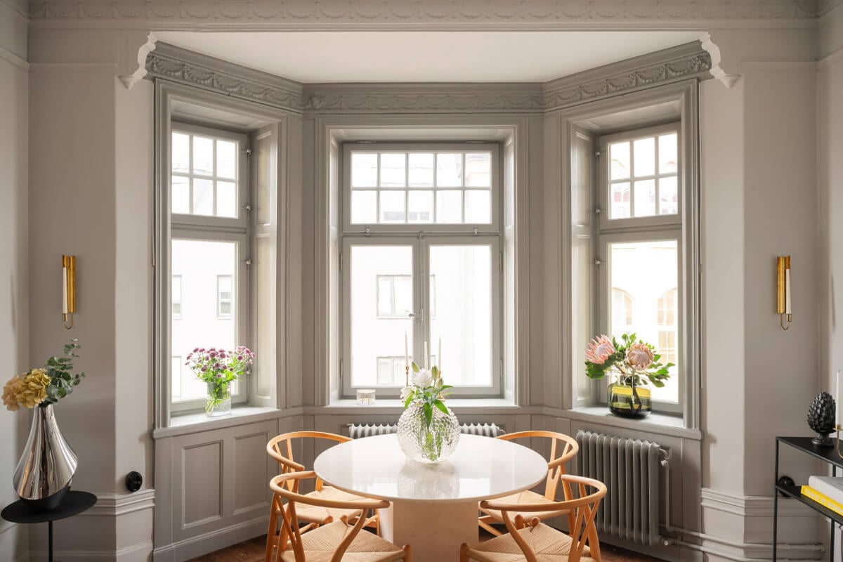 Beautiful Period Features in a One-Bedroom Stockholm Apartment 4 bay window with round table
