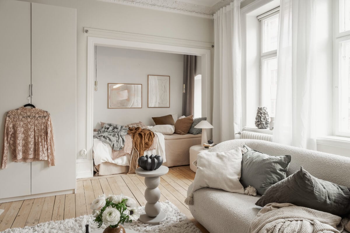 A Stylish Studio Apartment with Period Features and Large Windows 9 bed niche
