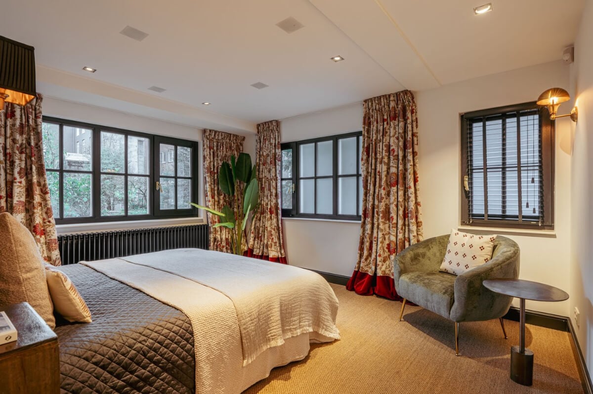 A Unique Ground Floor Duplex Apartment in Amsterdam 21 bedroom carpet floral curtains