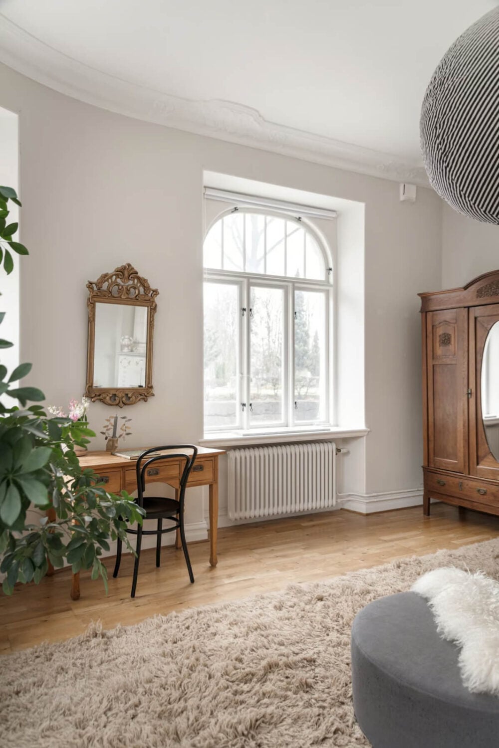 Large Rooms in an Art Nouveau Apartment in Sweden 18 bedroom desk
