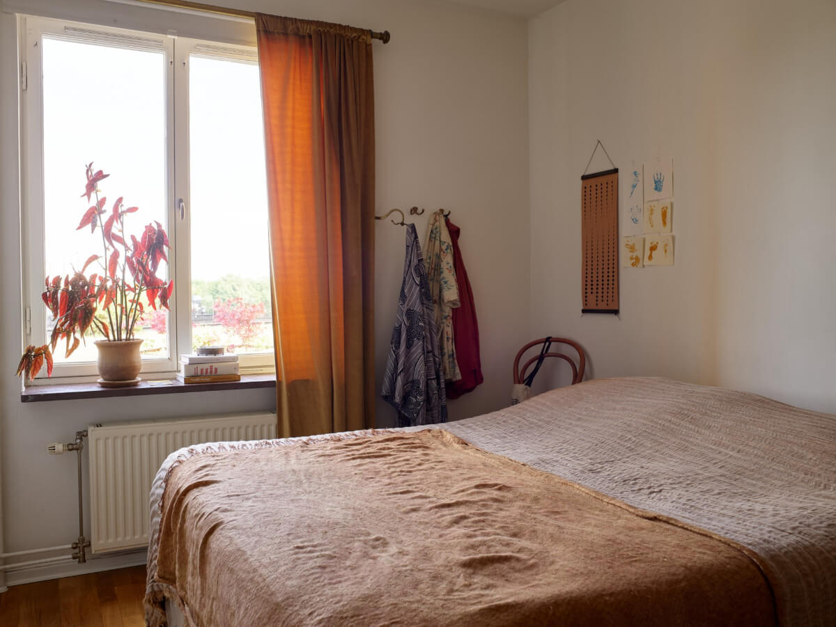 A Small Vintage Apartment with a Tiny Green Patio Garden 20 bedroom earth colored textiles
