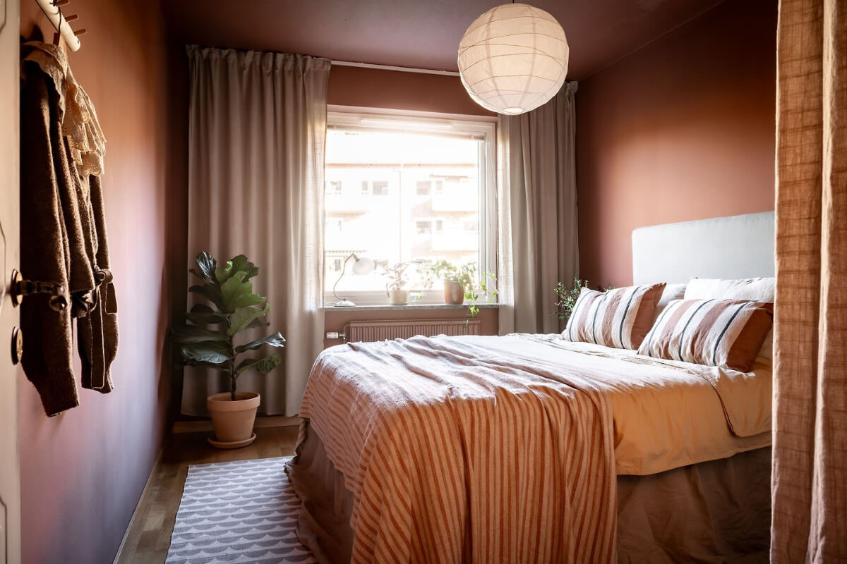 A Charming Apartment with Large Windows and Colorful Bedrooms 12 bedroom earthy red walls