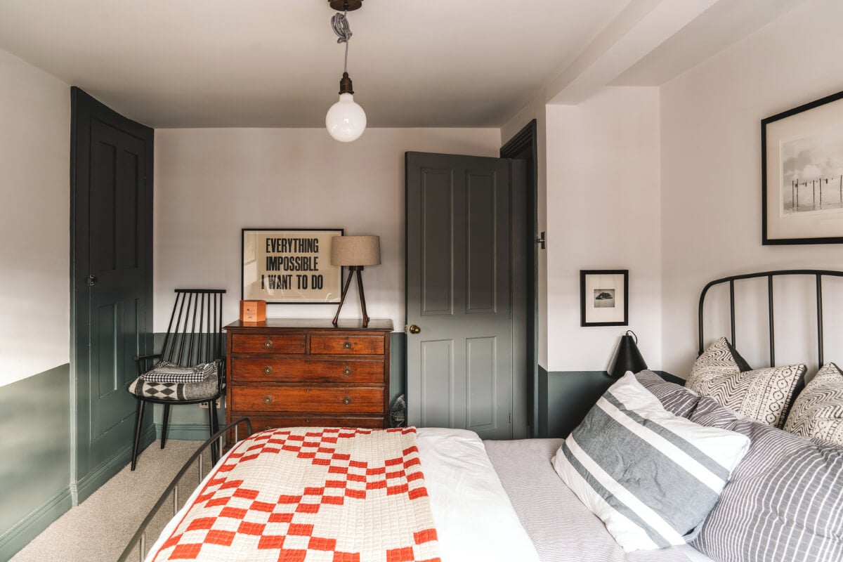 A Renovated Georgian Townhouse with a Stunning Kitchen Extension 34 bedroom half black walls