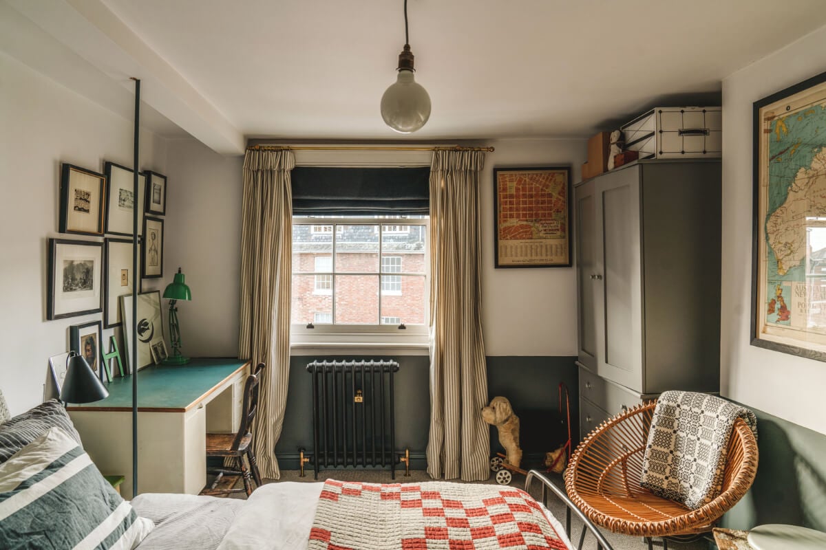 A Renovated Georgian Townhouse with a Stunning Kitchen Extension 33 bedroom half painted black walls