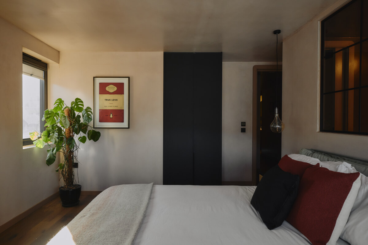 An Elegant Apartment with Plaster Walls and a Winter Garden 19 bedroom limewash walls ceiling