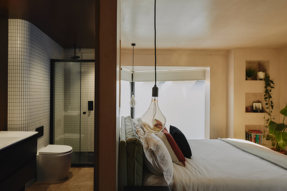 An Elegant Apartment with Plaster Walls and a Winter Garden 22 bedroom limewash walls en-suite bathroom
