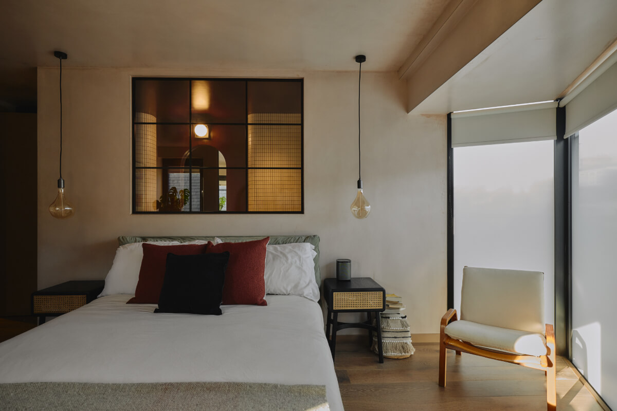 An Elegant Apartment with Plaster Walls and a Winter Garden 16 bedroom limewash walls indoor window to bathroom