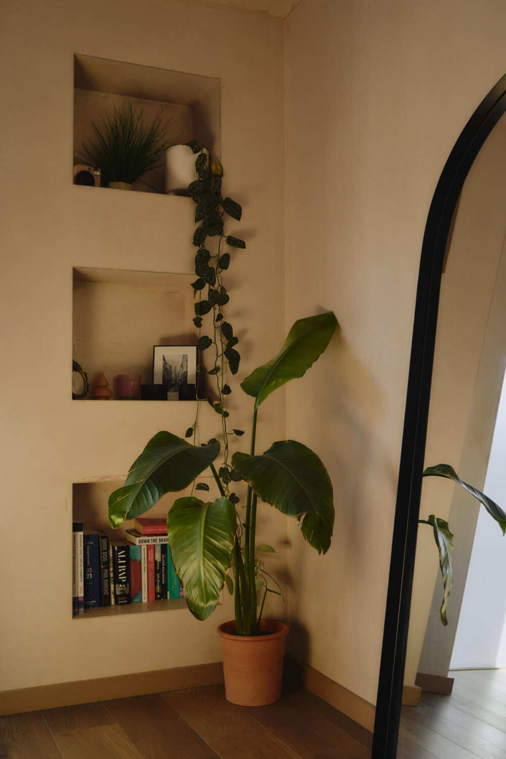 An Elegant Apartment with Plaster Walls and a Winter Garden 18 bedroom niches