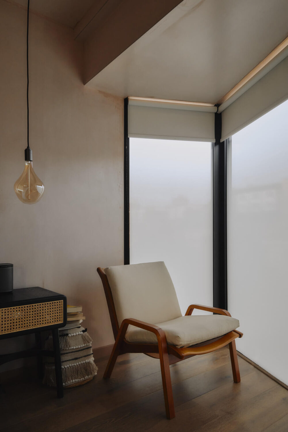 An Elegant Apartment with Plaster Walls and a Winter Garden 17 bedroom window seat