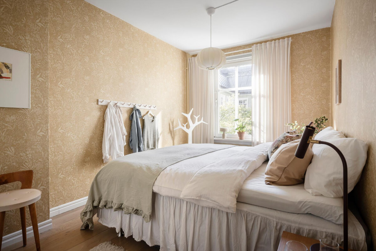 Bright Rooms with Light Color Tones in a Swedish Apartment 17 bedroom with golden wallpaper Bright Rooms with Light Color Tones in a Swedish Apartment