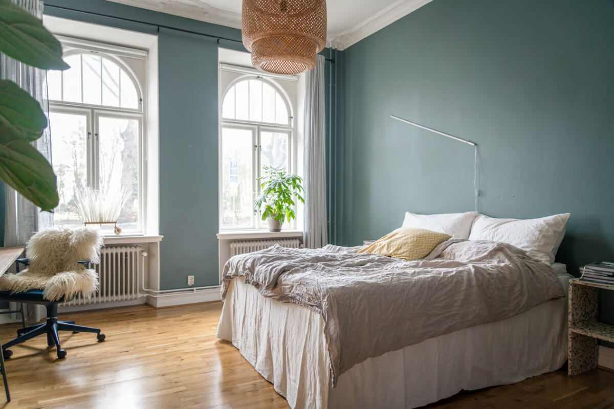 Large Rooms in an Art Nouveau Apartment in Sweden 15 bedroom with large arched windows