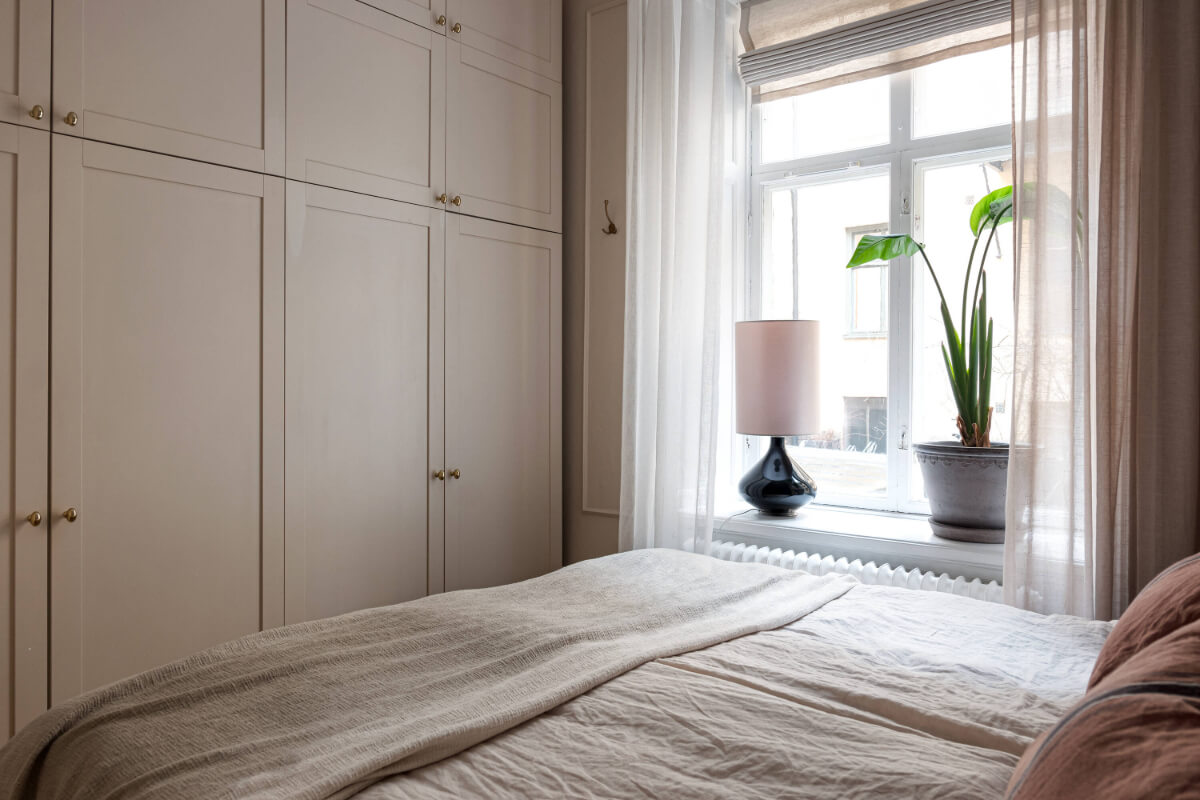 An Elegant Stockholm Apartment with a Pink and Black Kitchen 18 beige bedroom floor to ceiling wardrobes