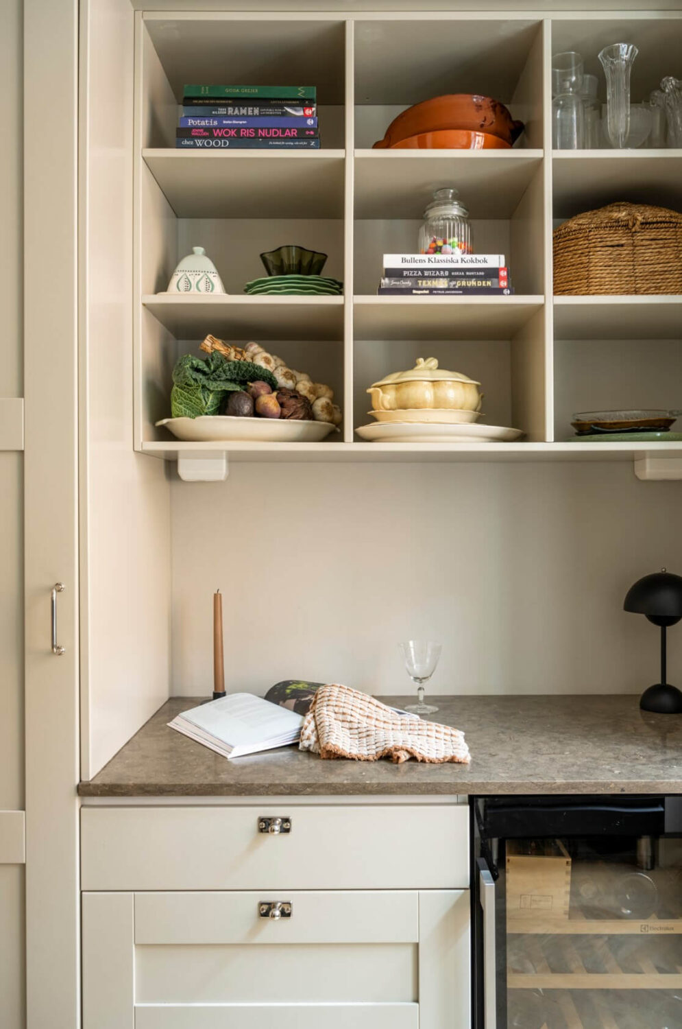 A Late 19th-Century Apartment with a Pink Bedroom 10 beige kitchen open cupboards