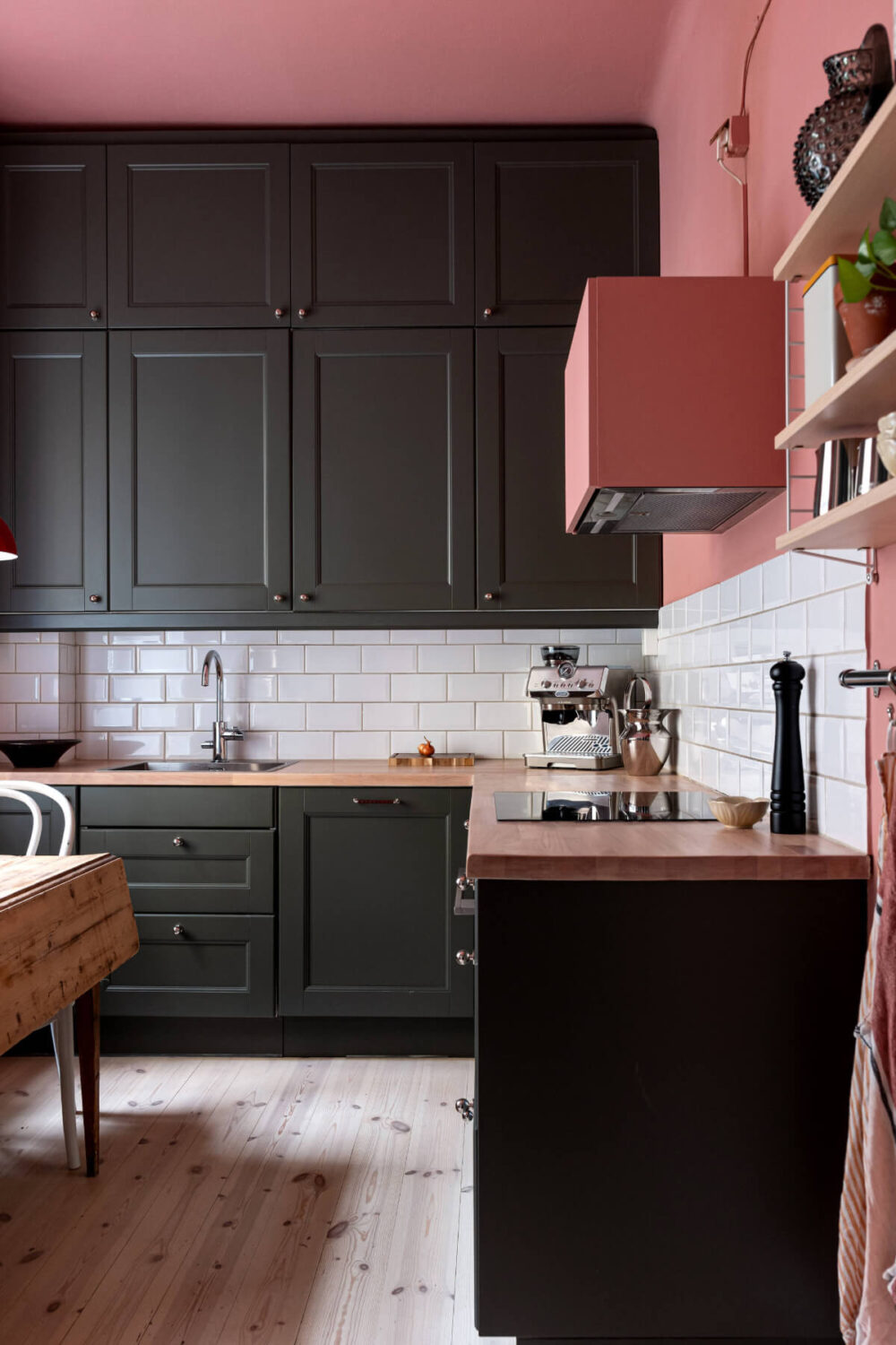 An Elegant Stockholm Apartment with a Pink and Black Kitchen 10 black and pink kitchen white subway tiles