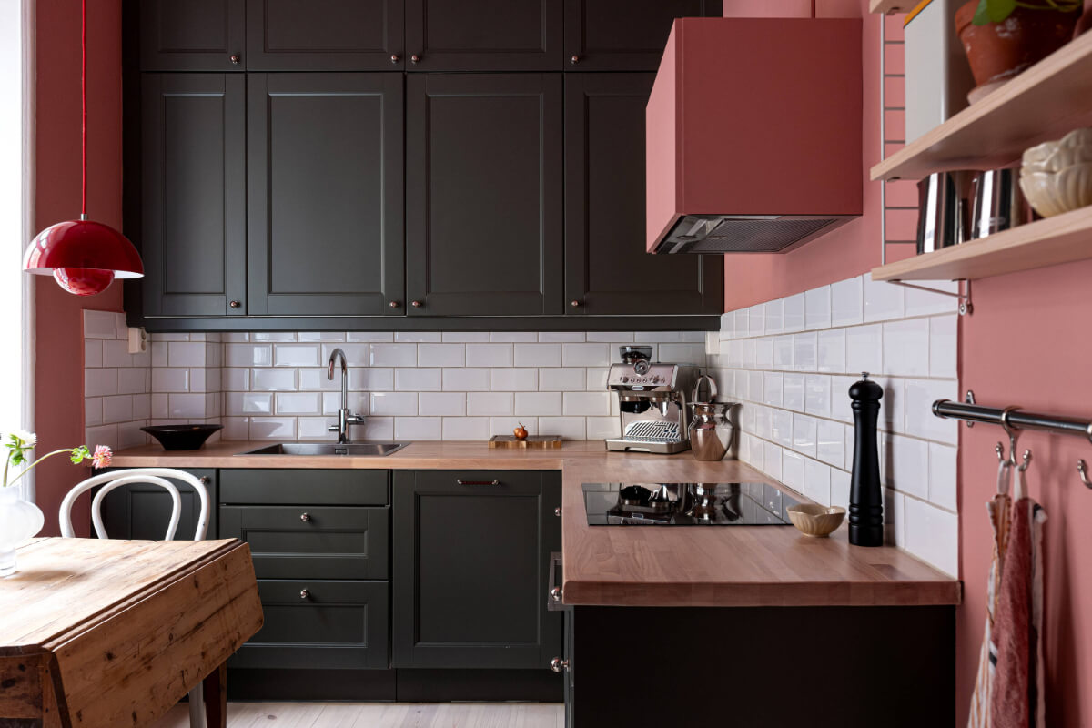 An Elegant Stockholm Apartment with a Pink and Black Kitchen 13 black-and-pink-kitchen-white-tiles-vintage-table