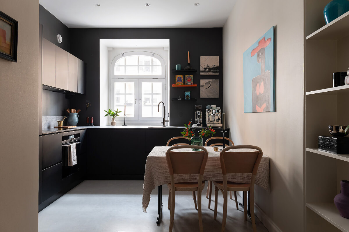 Contrasting Colors in a Turn-of-the-Century Apartment in Stockholm 7 black kitchen arched window Contrasting Colors in a Turn-of-the-Century Apartment in Stockholm