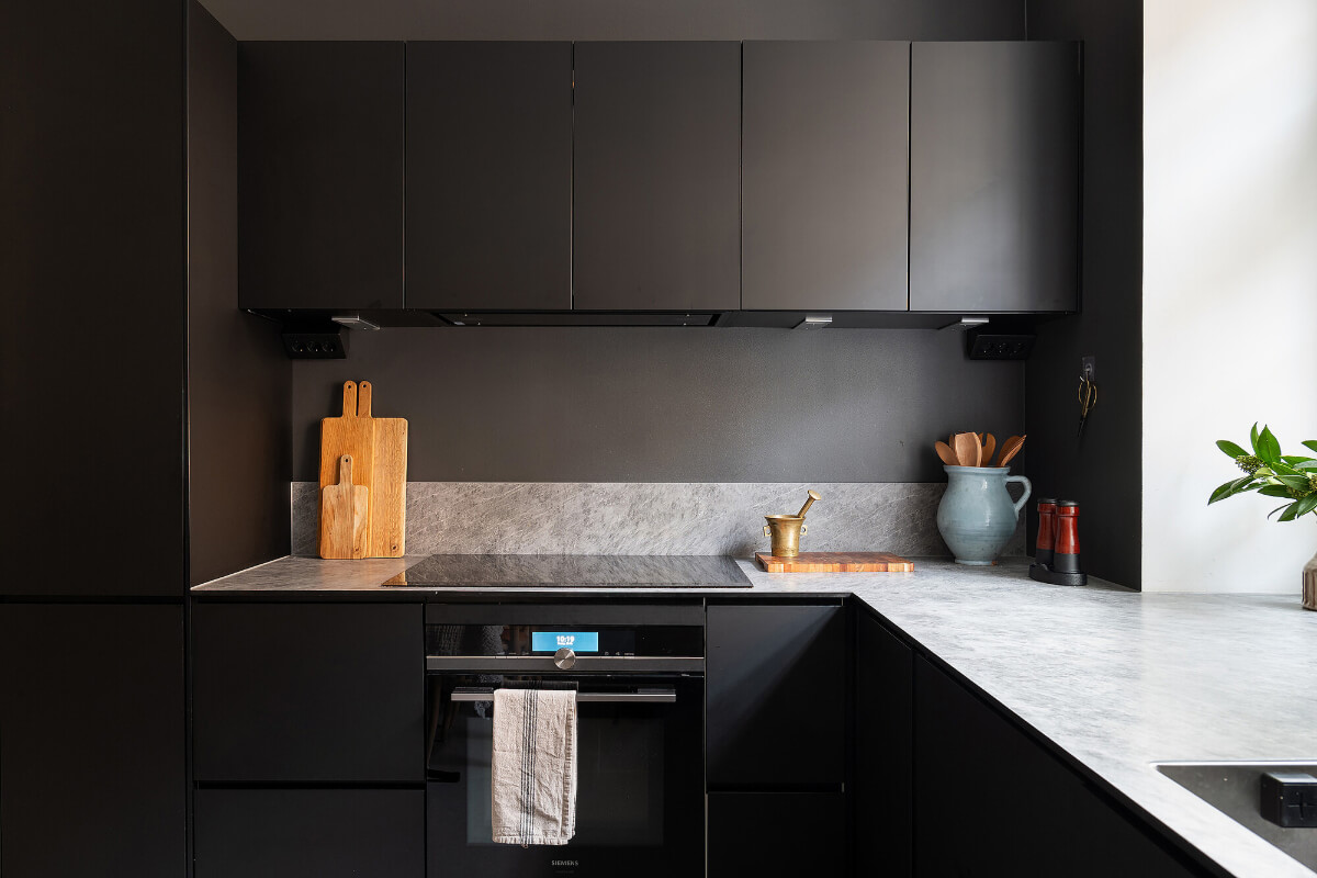 Contrasting Colors in a Turn-of-the-Century Apartment in Stockholm 10 black kitchen Contrasting Colors in a Turn-of-the-Century Apartment in Stockholm