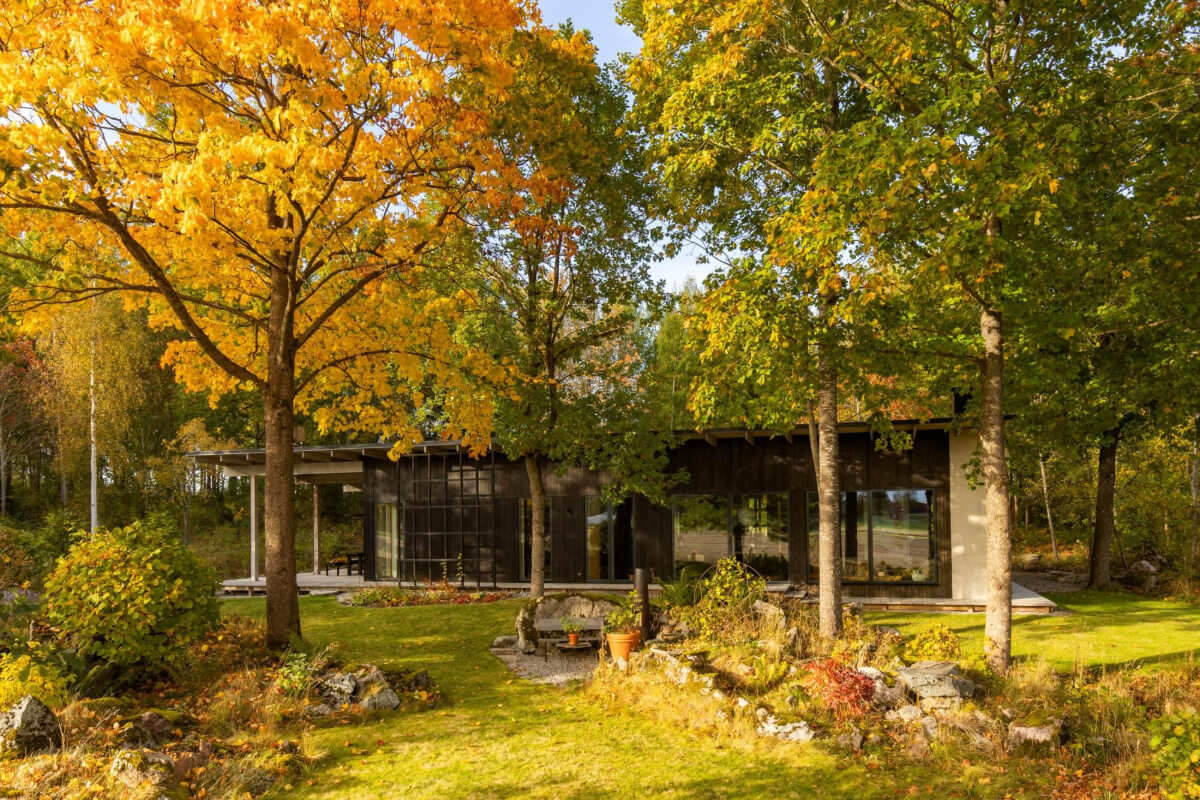 A Swedish Architectural Villa Surrounded by Nature 29 black modern country house sweden