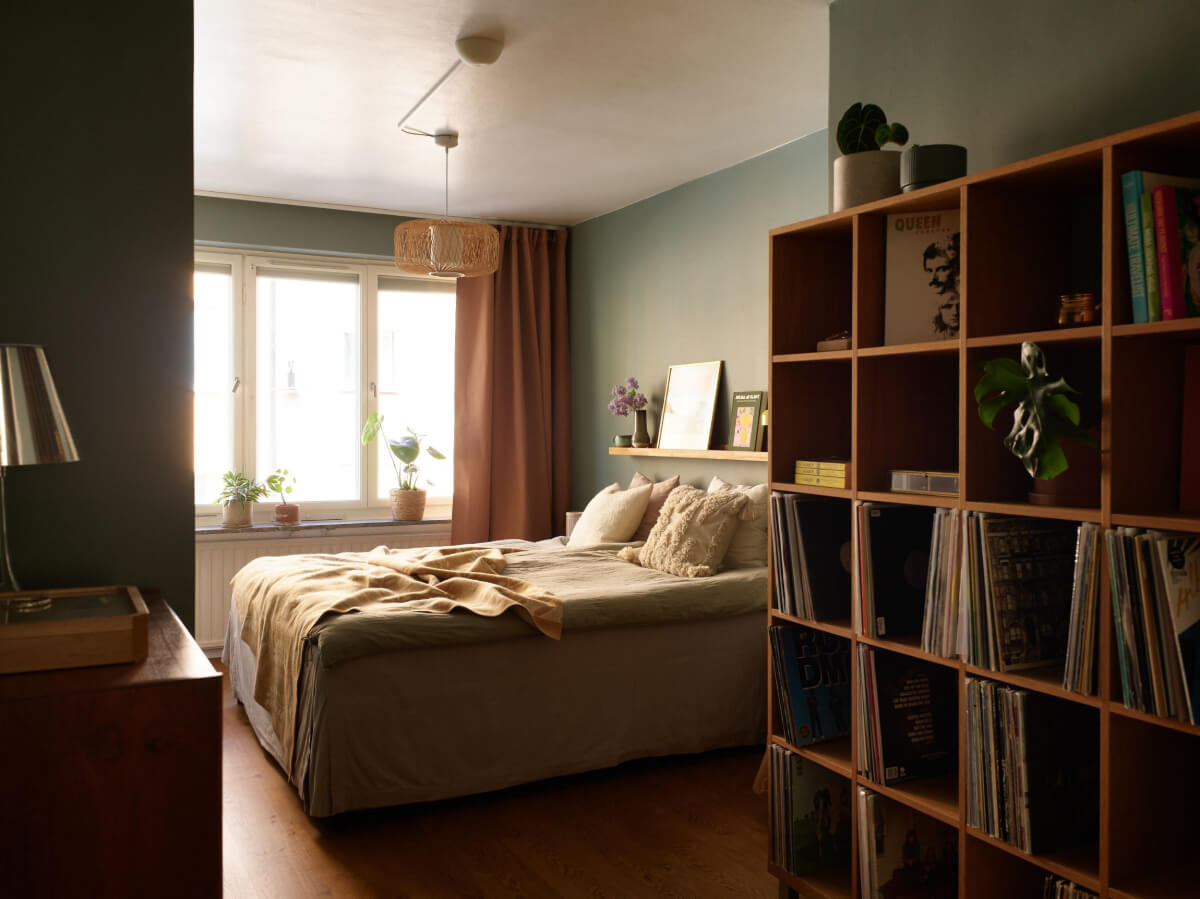A Stockholm Apartment with a Beautifully Renovated Kitchen 15 blue bedroom with bookcase