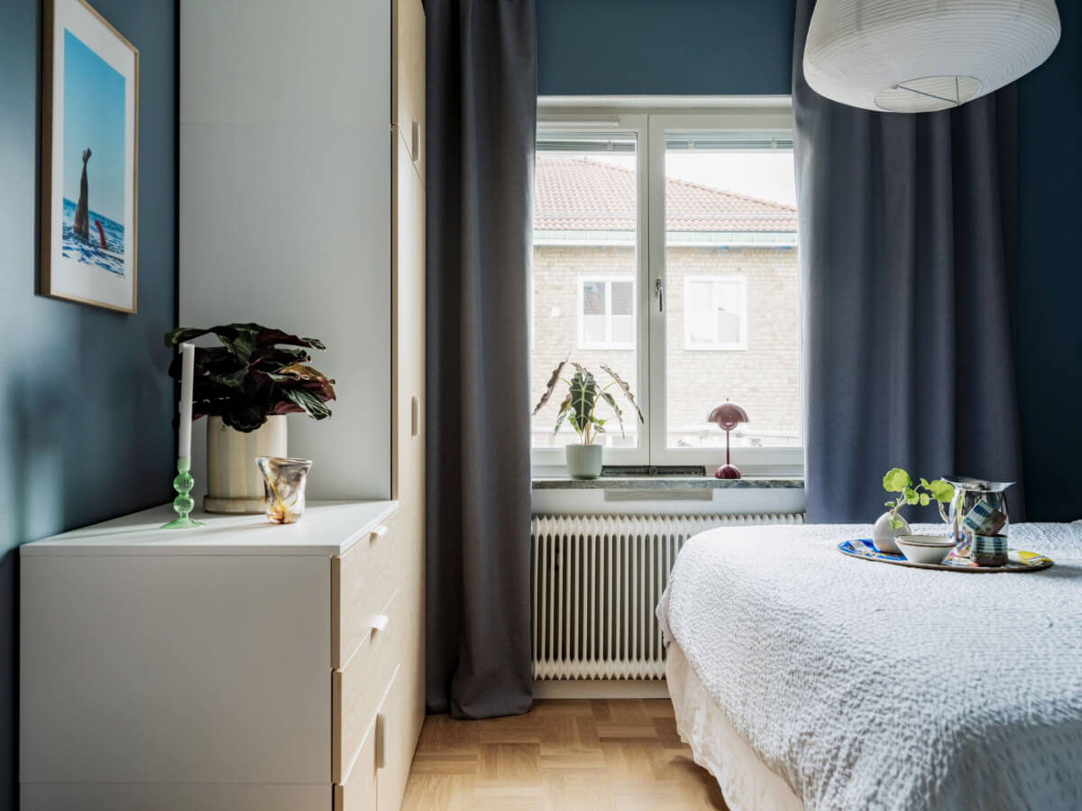 A Swedish 1940s Apartment with Lovely Balcony Views 15 blue bedroom