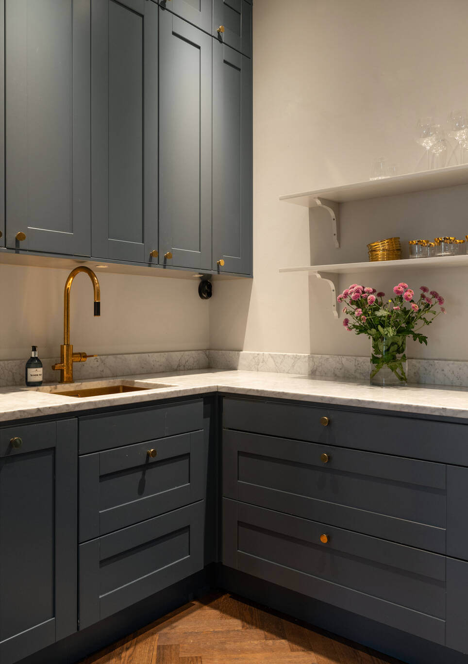 Beautiful Period Features in a One-Bedroom Stockholm Apartment 7 blue kitchen marble worktop brass knobs