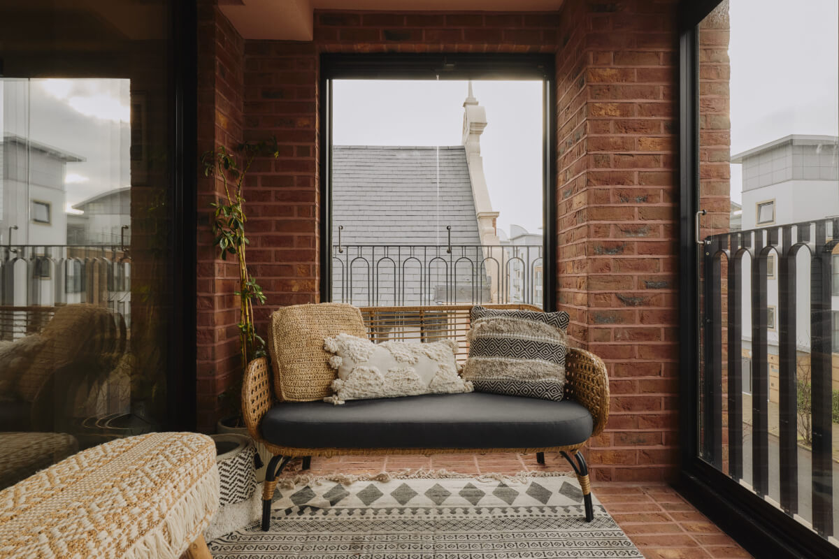 An Elegant Apartment with Plaster Walls and a Winter Garden 13 brick loggia