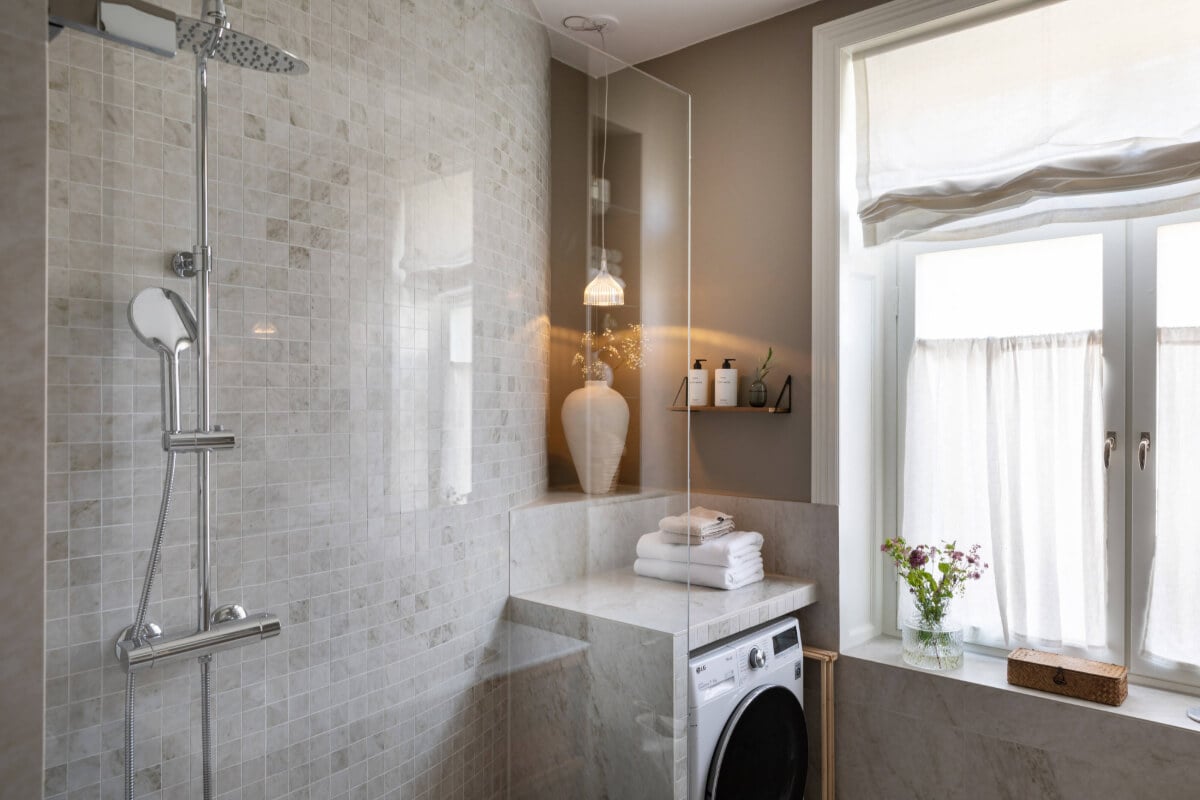A Calm, Neutral Color Palette in a Classic Swedish Apartment 25 calm bathroom with washing machine