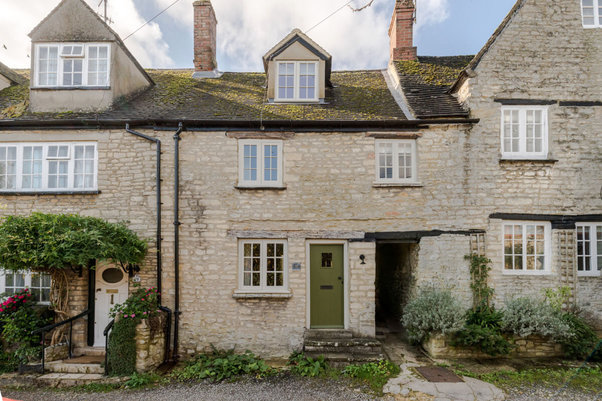 A Carefully Selected Color Palette in an 18th-Century English Cottage 20 charming english home with green front door